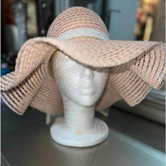 Beach Hat - Picture 3 of 5